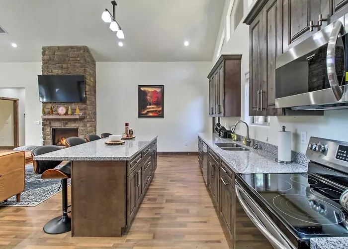Pet-friendly Show Cabin: Near Hiking! *