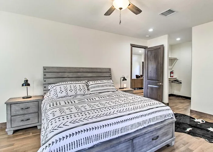Pet-friendly Show Cabin: Near Hiking!