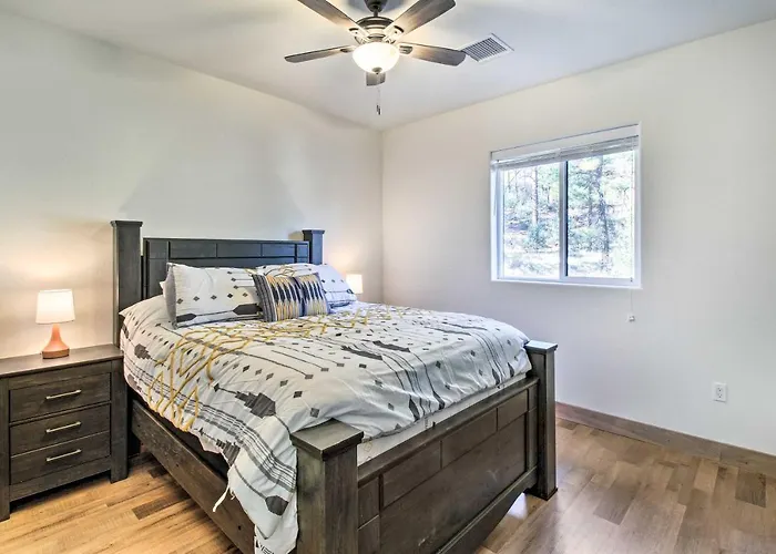 Ferienhaus Pet-friendly Show Cabin: Near Hiking! *