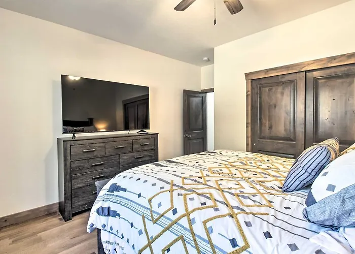Pet-friendly Show Cabin: Near Hiking! Holiday home *