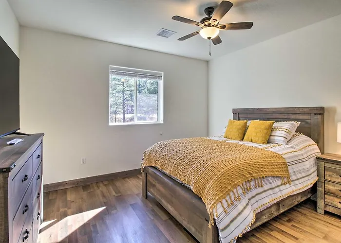 Pet-friendly Show Cabin: Near Hiking! *